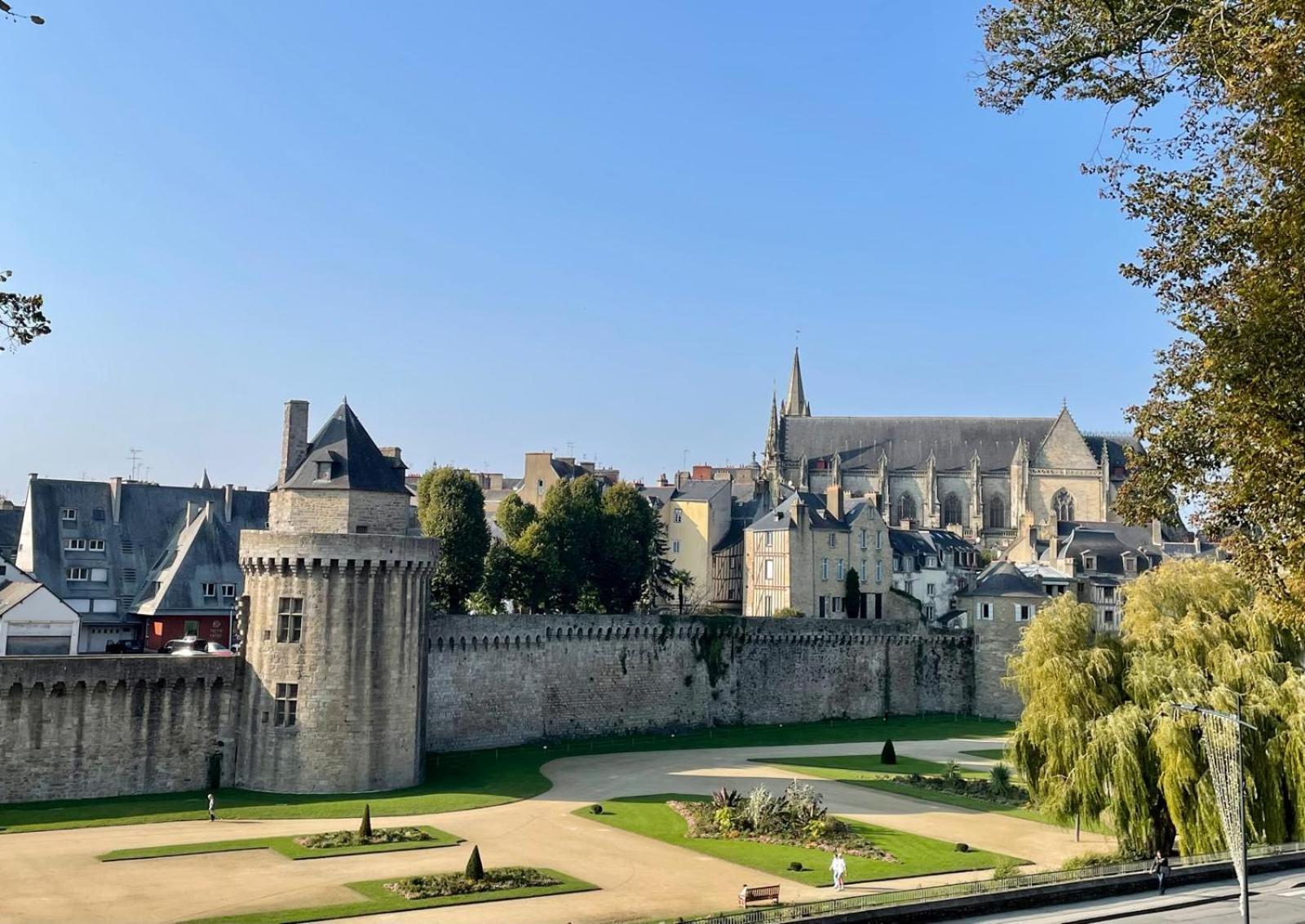 ヴァンヌLaroche Grand Duplex Dans Le Centre Historique Avec Garageアパートメント エクステリア 写真